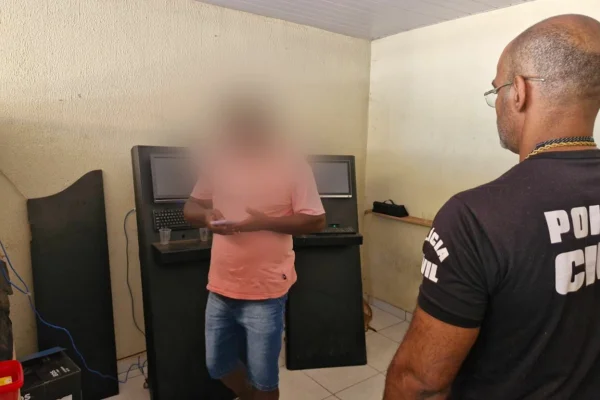 Homem perde R$ 25 mil em caça-níquel e polícia acaba com jogatina