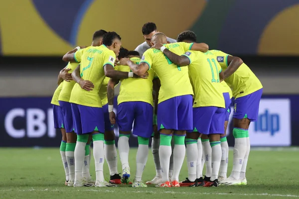 Imagem colorida de jogadores do Brasil reunidos - Metrópoles