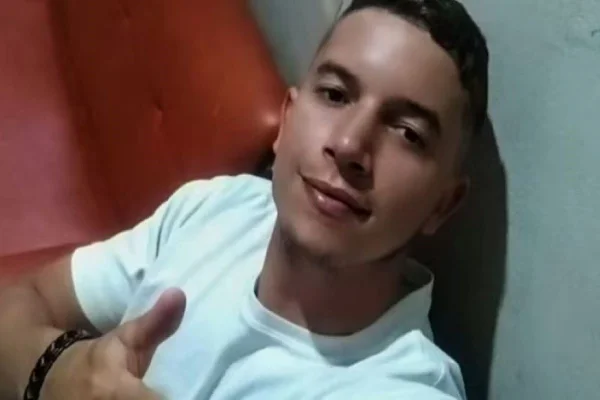 Imagem colorida de homem com camiseta branca. Metrópoles