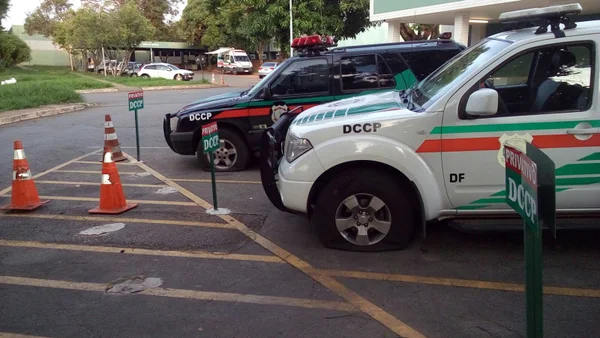Viaturas da Polícia Civil amanhecem com pneus furados. Caso será investigado