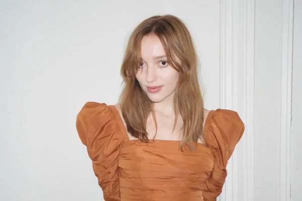 Phoebe Dynevor para FW21 da Self-Portrait