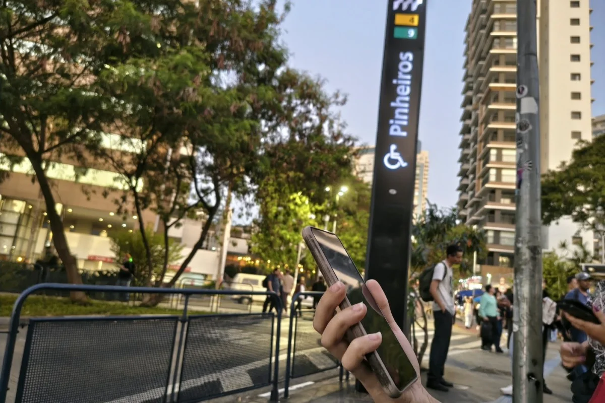 Uso do celular em Pinheiros, na zona oeste de São Paulo Uso do celular em Pinheiros, na zona oeste de São Paulo
