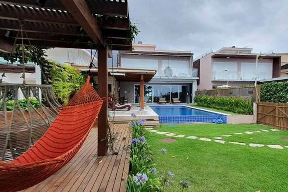 Mansão de Medina e Yasmin na Praia de Maresias, litoral de São Paulo Mansão de Medina e Yasmin na Praia de Maresias, litoral de São Paulo