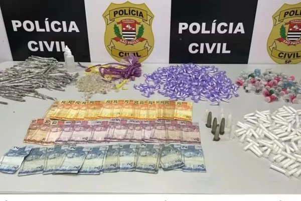 Drogas e dinheiro apreendido em casa que abastecia a Praia Grande de drogas, no litoral de São Paulo. - Metrópoles