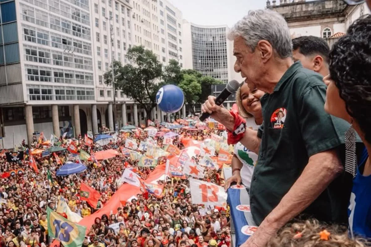 Ato pró-Lula reúne milhares de estudantes e apoiadores na Candelária, no RJ