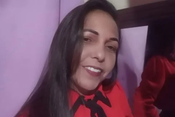 goias mulher morta facadas no meio da rua