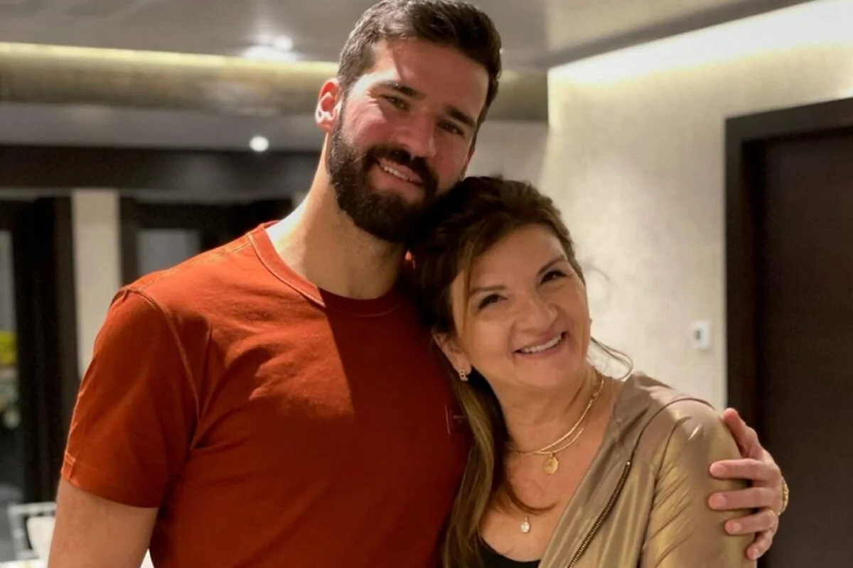 Magali Lino é mãe do goleiro Alisson Becker e vê pela terceira vez consecutiva a Copa do Mundo. Atualmente, ela atua como consultora imobiliária e acompanha o filhão no torneio
Magali Lino é mãe do goleiro Alisson Becker e vê pela terceira vez consecutiva a Copa do Mundo. Atualmente, ela atua como consultora imobiliária e acompanha o filhão no torneio