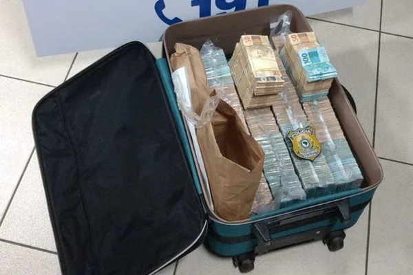 Homem preso com R$ 1,2 milhão na BR-040 é bicheiro no DF
