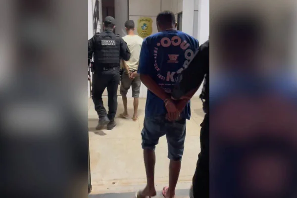 A Polícia Civil do Estado de Goiás (PCGO), através do Grupo Especial de Repressão a Narcóticos e Crimes Contra o Patrimônio (Genarc/Gepatri) prendeu, na tarde desta sexta-feira (26/7), os dois suspeitos por atirarem em uma transexual no bairro Cristal, em Cristalina (GO), região do Entorno do DF, no dia 3 de julho.