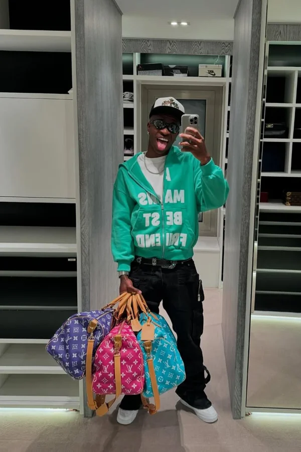Léo Santana adere às bolsas masculinas e impulsiona tendência - destaque galeria