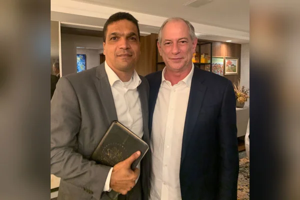 Ciro Gomes agradece apoio de Cabo Daciolo nas eleições de 2022