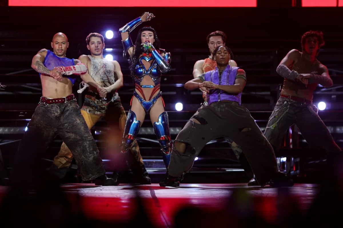 Katy Perry ao lado de dançarinos Katy Perry ao lado de dançarinos