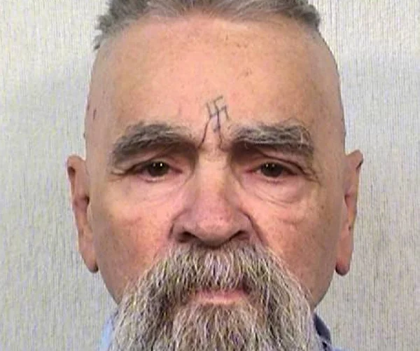 Assassino Charles Manson morre nos EUA aos 83 anos