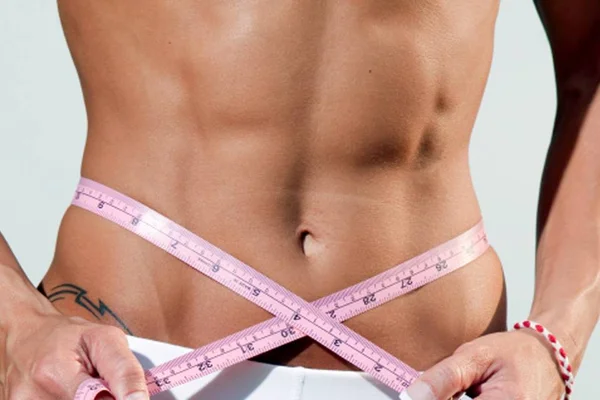 Dermatologista mostra os diferentes métodos para perder gordura localizada
