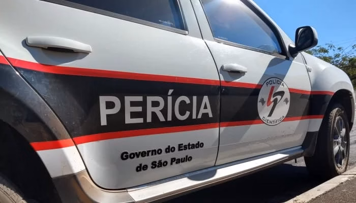 Imagem colorida mostra viatura da Polícia Científica