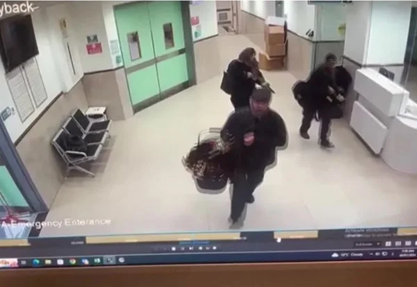 Imagem colorida de Agentes israelenses em hospital da Cisjordânia