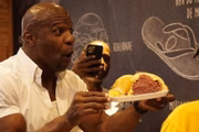 Ator Terry Crews diante de sanduíche de mortadela no Mercadão, em São Paulo Ator Terry Crews diante de sanduíche de mortadela no Mercadão, em São Paulo