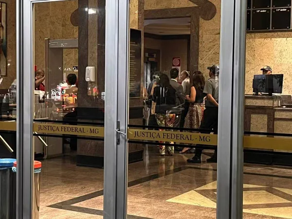imagem colorida mulher ferida após tentar sair de elevador em pane bh
