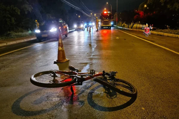 bicicleta com pneu torto