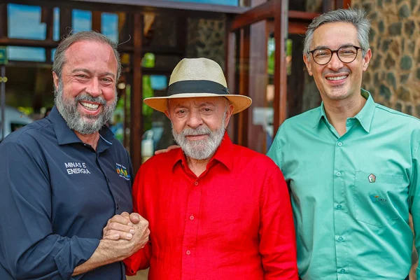 Foto colorida de Alexandre Silveira (Minas e Energia), Lula e Gustavo Pimenta (presidente da Vale) - Metrópoles
