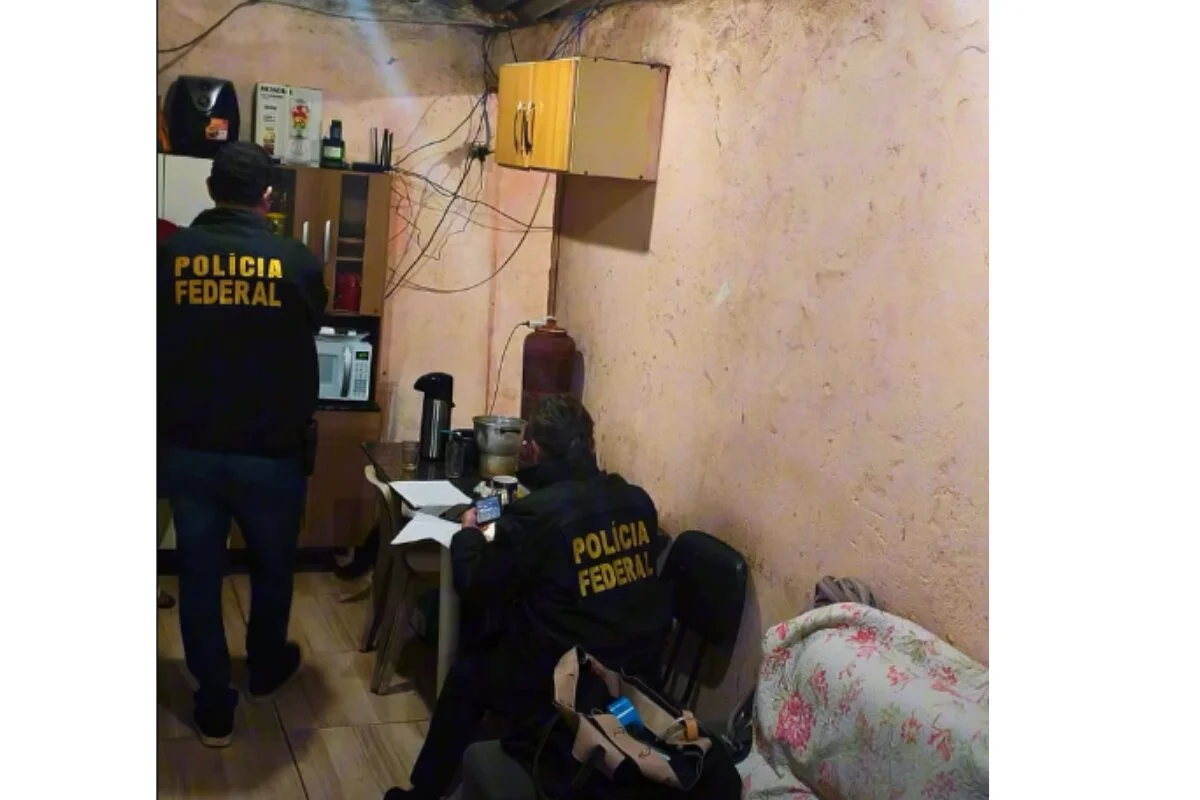 Policiais federais vasculgam cômodo de imóvel em cumpirmento a mandado de busca e apreensão Policiais federais vasculgam cômodo de imóvel em cumpirmento a mandado de busca e apreensão
