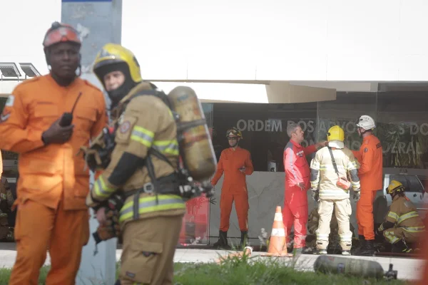 Conselho Federal da Ordem dos Advogados do Brasil (OAB), em Brasília, foi atingido por um incêndio na manhã deste sábado (27/07). As chamas começaram por volta das 7h e um helicóptero do Corpo de Bombeiros foi acionado por conta de possíveis vítimas que estavam na laje do edifício