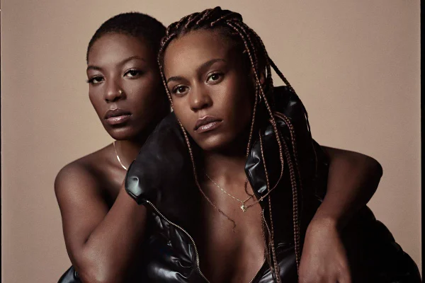 Na imagem com cor, as primas Aisha e Yaminah posam para as fotos - Metrópoles