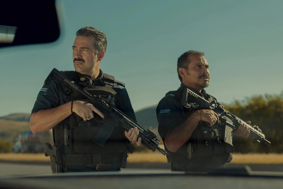 Alfonso Herrera e Noé Hernández interpretam os policiais Arturo Carmona e Héctor Rosales no filme La Captura, da Netflix Alfonso Herrera e Noé Hernández interpretam os policiais Arturo Carmona e Héctor Rosales no filme La Captura, da Netflix