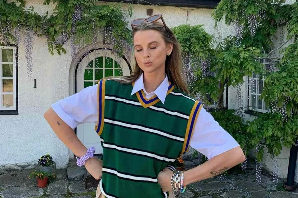 Anna Winck com colete de tricô