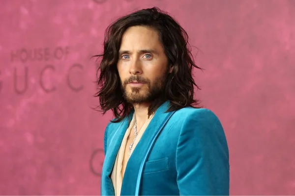 Com pele perfeita aos 50 anos, Jared Leto lança marca de beleza
