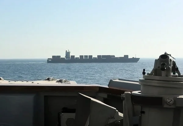 Vídeo mostra Marinha dos EUA atacando embarcação iraniana em Omã - Metrópoles