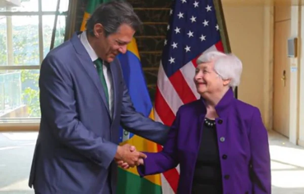 Imagem colorida do ministro Fernando Haddad e a Secretária do Tesouro dos EUA, Janet Yellen - Metrópoles