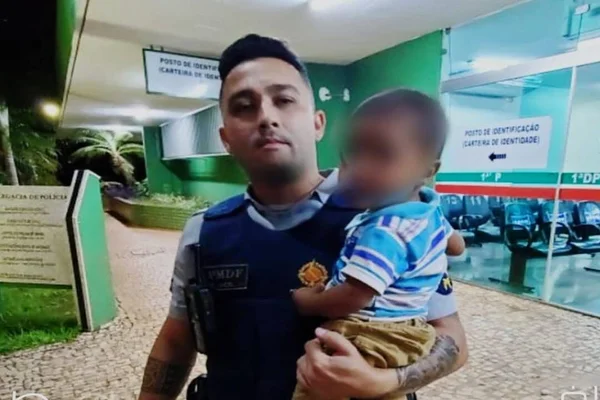 Vídeo: criança é salva de incêndio por PMs em casa no DF