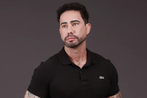 Foto colorida do influenciador Carlos Filhar
