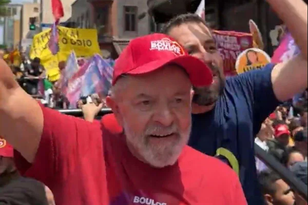 Imagem colorida de Lula de vermelho ao lado de Guilherme Boulos na Paulista, em São Paulo - Metrópoles