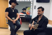 Brenno & Matheus cantam nos bastidores do SBT