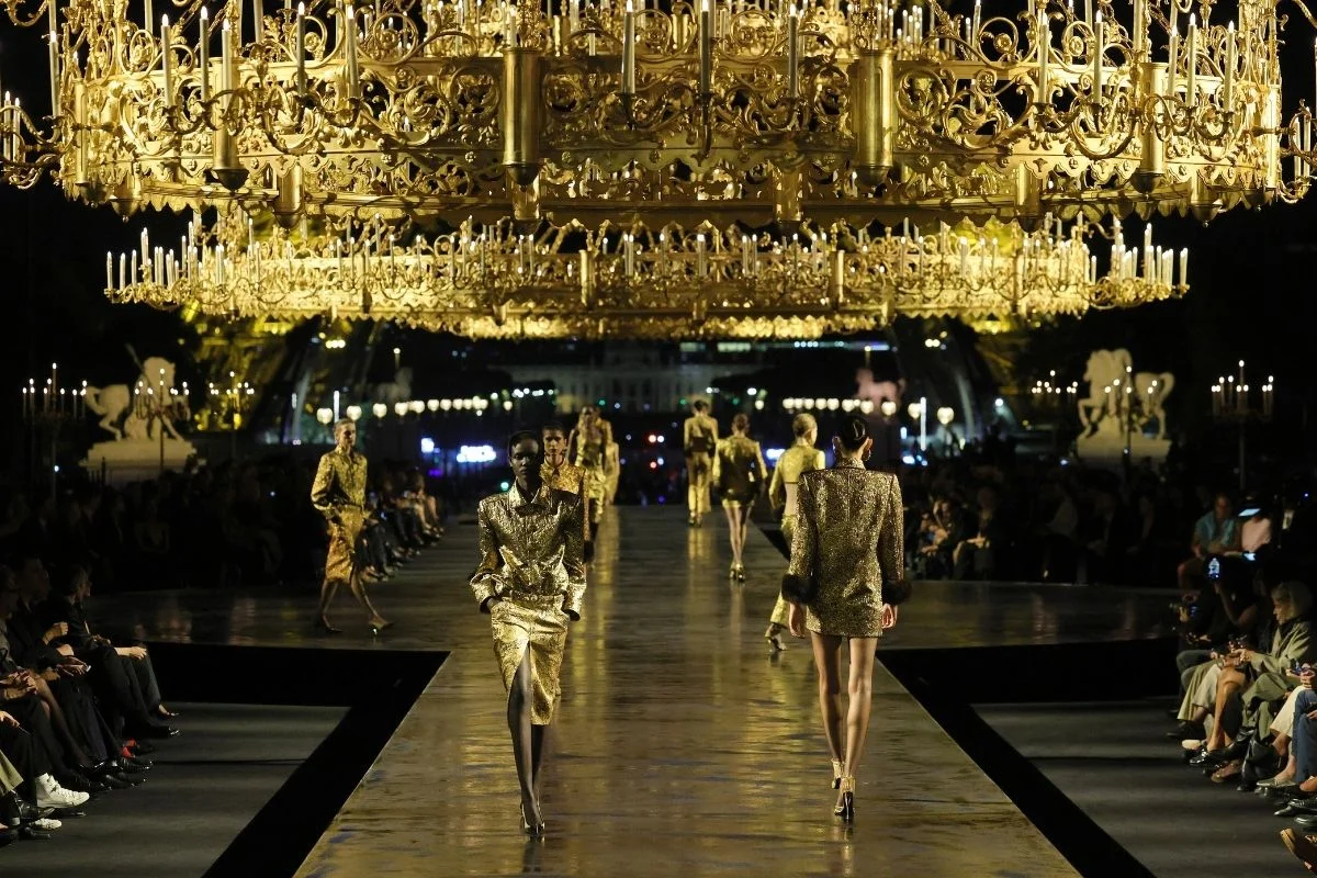 Paris fica dourada para os 10 anos de Vaccarello na Yves Saint Laurent