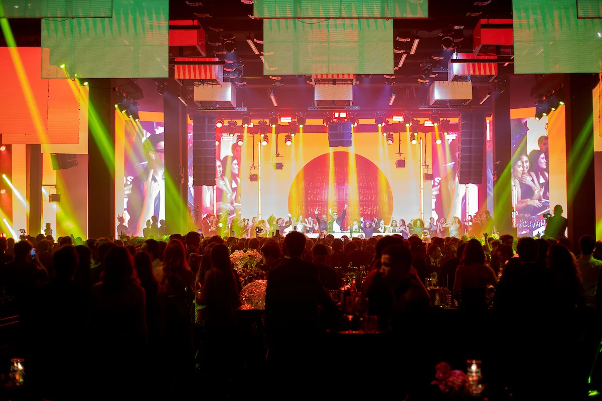 O palco dos shows se transformava de acordo com a energia da música O palco dos shows se transformava de acordo com a energia da música