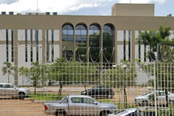 Imagem colorida de fachada do Fórum de São José do Rio Preto, onde integrantes do PCC foram julgados - Metrópoles