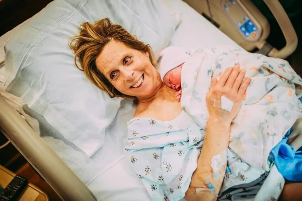 Fotos mostram bebê gerada por avó para realizar sonho de filho e genro