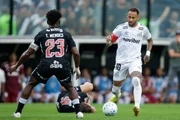Thiago Mendes e Neymar durante jogo