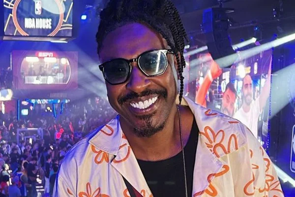 Dodô, do Pixote, posa sorridente durante evento - Metrópoles