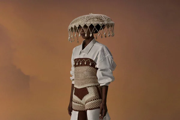 Look de coleção apresentada pelo Ateliê Mão de Mãe no São Paulo Fashion Week N51, por meio do Projeto Sankofa
