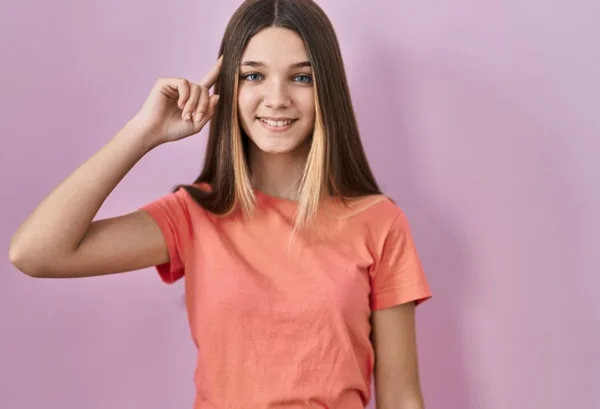 menina apontando pra cabeça - Metrópoles