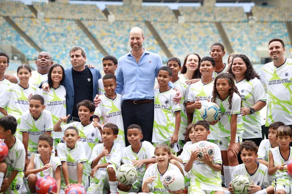 Príncipe William revela lado craque de futebol e faz gol no Maracanã