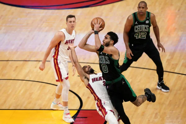 Jogador do Celtics arremessa em direção a cesta