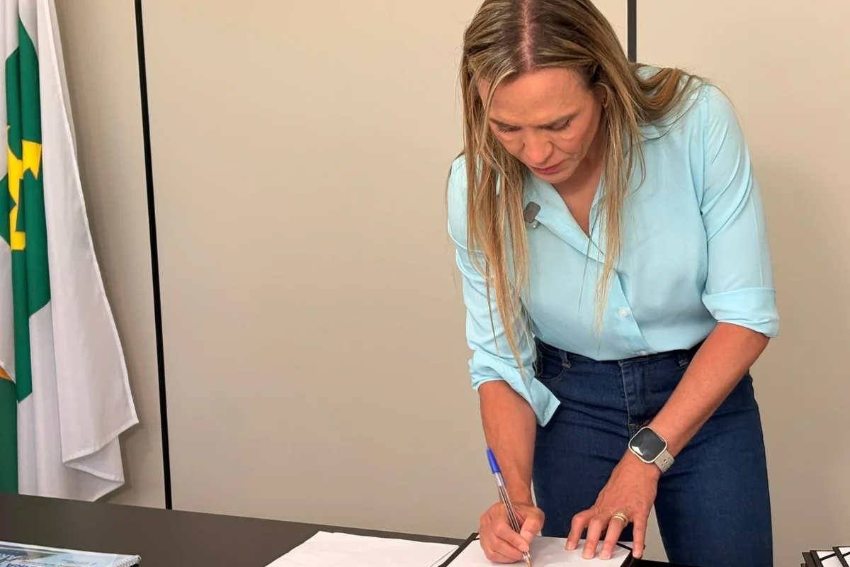 Celina Leão assinou ordens de serviço autorizando 15 obras em Arniqueira Celina Leão assinou ordens de serviço autorizando 15 obras em Arniqueira