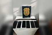 Junto com o suspeito foram apreendidos 6 celulares, um facão e o carro usado na fuga da cena do crime Junto com o suspeito foram apreendidos 6 celulares, um facão e o carro usado na fuga da cena do crime