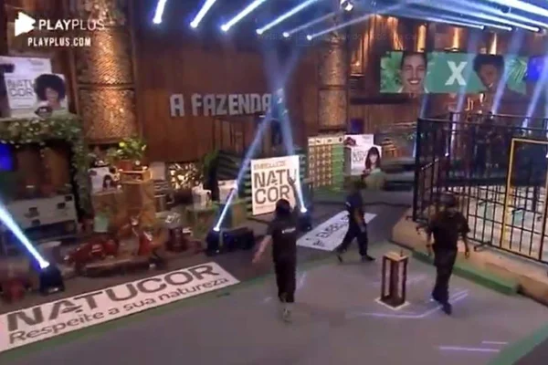 Cartolouco arremesa bastão em Mion