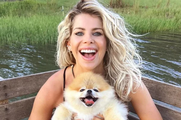 Atriz Karina Bacchi anuncia gravidez de produção independente
